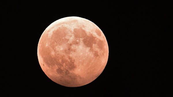 Un eclipse lunar observado desde Grozni, Chechenia (archivo) - Sputnik Mundo