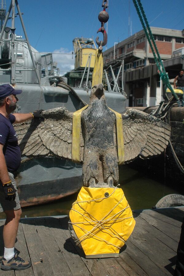 Rescate del águila nazi del buque Graf Spee Rescate del águila nazi del buque Graf Spee - Sputnik Mundo