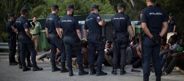 Las policías españoles rodean a los migrantes africanos en Ceuta - Sputnik Mundo