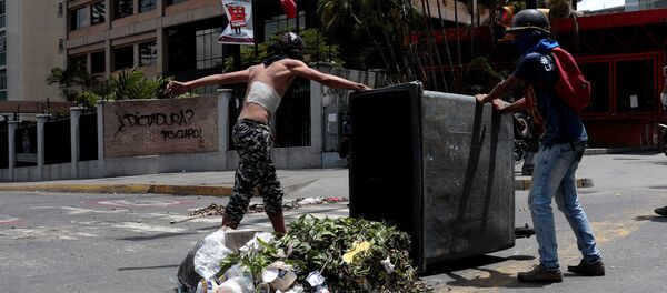 Los manifestantes bloquean las calles en Caracas - Sputnik Mundo