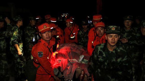 Socorristas chinos rescatan a las víctimas del terremoto Socorristas chinos rescatan a las víctimas del terremoto - Sputnik Mundo
