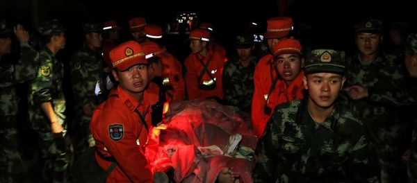 Socorristas chinos rescatan a las víctimas del terremoto - Sputnik Mundo