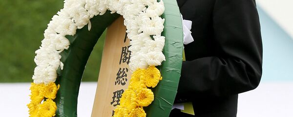 Shinzo Abe, primer ministro de Japón durante la ceremonia fúnebre en memoria de las víctimas del bombardeo atómico en Hiroshima y Nagasaki - Sputnik Mundo