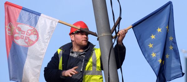 Las banderas de Serbia y la UE - Sputnik Mundo