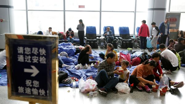 Los pasajeros en el aeropuerto de Jiuzhaigou, China Los pasajeros en el aeropuerto de Jiuzhaigou, China - Sputnik Mundo