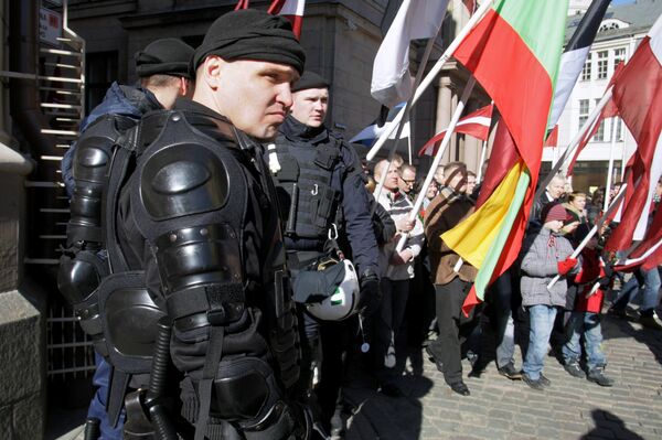 Policía de Letonia durante una marcha de veteranos de los cuerpos nazis Waffen SS, Riga, 16 de marzo de 2011 Policía de Letonia durante una marcha de veteranos de los cuerpos nazis Waffen SS, Riga, 16 de marzo de 2011 - Sputnik Mundo