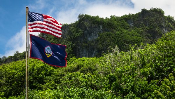 Banderas de EEUU y Guam Banderas de EEUU y Guam - Sputnik Mundo