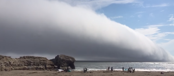 Es el fin del mundo: nube apocalíptica asusta a los bañistas de California - Sputnik Mundo