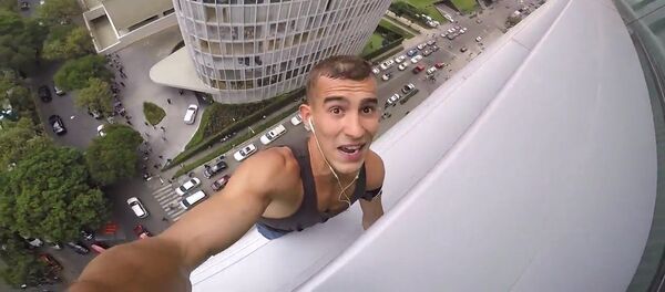 La policía caza al 'spiderman ruso' después de coronar un rascacielos de 120 metros La policía caza al 'spiderman ruso' después de coronar un rascacielos de 120 metros - Sputnik Mundo