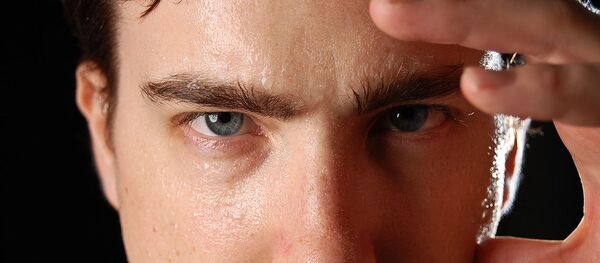 Un hombre sudando e infeliz - Sputnik Mundo