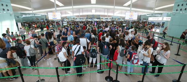 La gente en el aeropuerto de Barcelona-El Prat - Sputnik Mundo