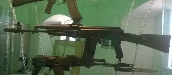 Fusiles AK-74M, AK-101 y AK-103 (imagen referencial) - Sputnik Mundo