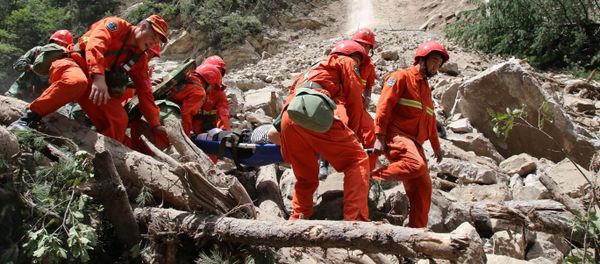 Los rescatadores buscan supervivientes tras el terremoto en China Los rescatadores buscan supervivientes tras el terremoto en China - Sputnik Mundo