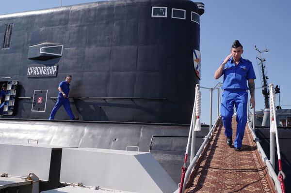 La ceremonia de bienvenida al submarino Krasnodar, en el puerto de Sebastopol - Sputnik Mundo
