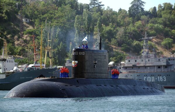 El sumergible Krasnodar, en el puerto de Sebastopol - Sputnik Mundo