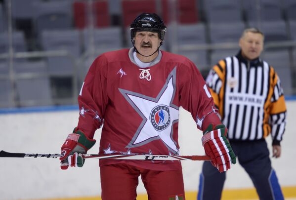 El presidente de Bielorrusia, Alexandr Lukashenko, durante un partido amistoso de hockey El presidente de Bielorrusia, Alexandr Lukashenko, durante un partido amistoso de hockey - Sputnik Mundo