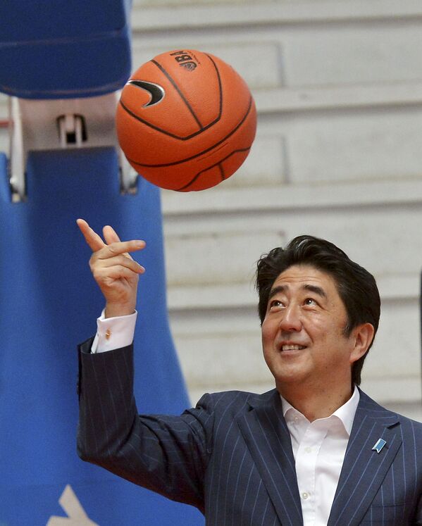El primer ministro de Japón, Shinzo Abe, con un balón de baloncesto El primer ministro de Japón, Shinzo Abe, con un balón de baloncesto - Sputnik Mundo