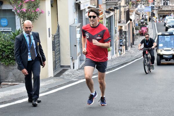 El primer ministro de Canadá, Justin Trudeau, durante una carrera en Taormina, Italia, durante la cumbre G7 El primer ministro de Canadá, Justin Trudeau, durante una carrera en Taormina, Italia, durante la cumbre G7 - Sputnik Mundo