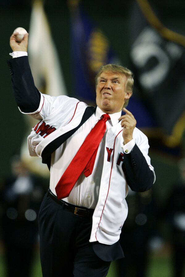 Donald Trump lanza una pelota de béisbol Donald Trump lanza una pelota de béisbol - Sputnik Mundo