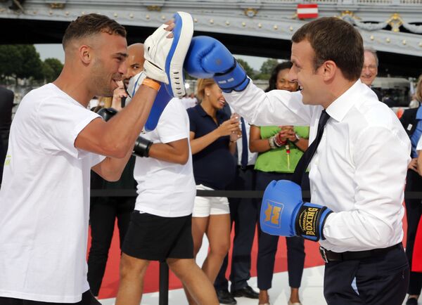 El presidente de Francia, Emmanuel Macron, prueba sus fuerzas en el boxeo El presidente de Francia, Emmanuel Macron, prueba sus fuerzas en el boxeo - Sputnik Mundo