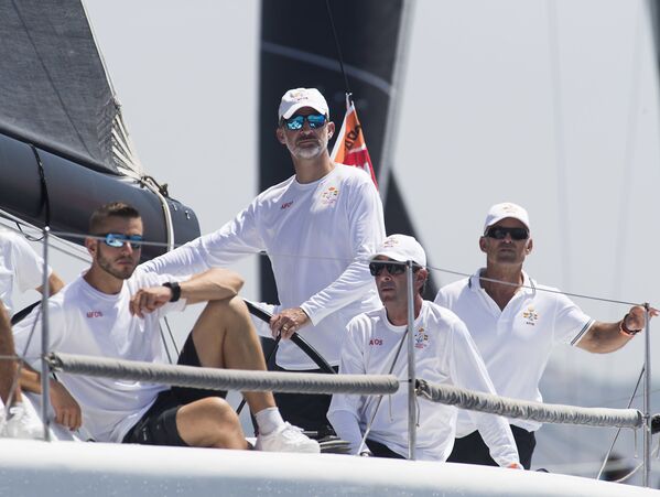 El rey de España, Felipe VI, maneja un velero El rey de España, Felipe VI, maneja un velero - Sputnik Mundo