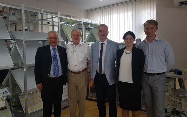 De izquierda a derecha, Daniel Kaliszuk, representante de Avangard Energy; Yuri Sokolov, presidente de Incotex Electronic Group; Serguei Derkach, jefe de la representación comercial de Rusia en Argentina; Anna Chinchenko, manager comercial y Semen Buriukin, vicepresidente de Incotex Electronic Group. - Sputnik Mundo