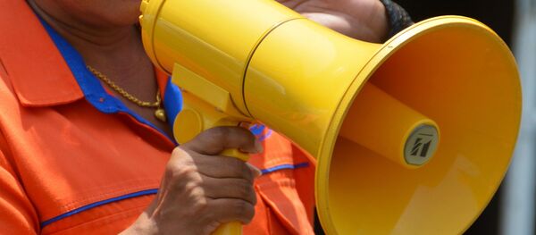 Mujer con megáfono (imagen referencial) - Sputnik Mundo