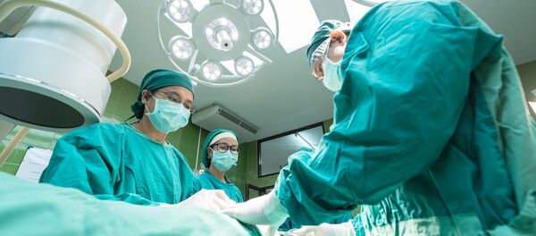 Médicos realizan una cirugía (archivo) - Sputnik Mundo