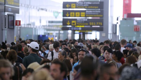 Pasajeros en el aeropuerto de Barcelona - Sputnik Mundo