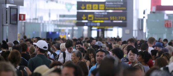 Pasajeros en el aeropuerto de Barcelona - Sputnik Mundo