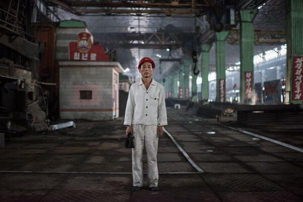 El obrero Kang Chol-Su, posando en una fábrica de acero al sur de Pyongyang - Sputnik Mundo