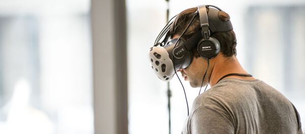 Una persona durante un juego de realidad virtual (imagen referencial) - Sputnik Mundo