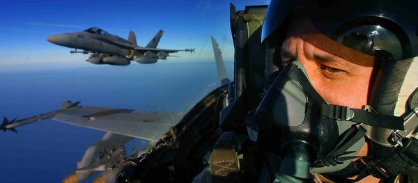 Un piloto del avión estadounidense F/A-18 Hornet - Sputnik Mundo