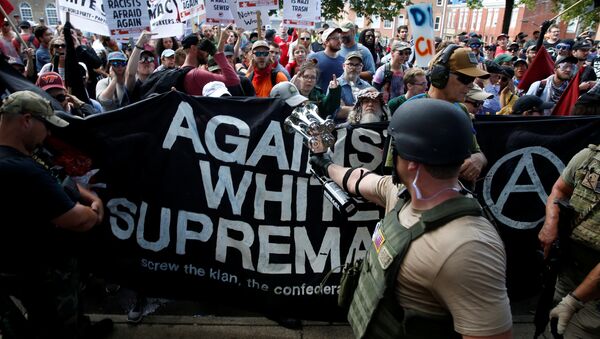 Members of white nationalists are met by a group of counter-protesters in Charlottesville, Virginia, U.S - Sputnik Mundo