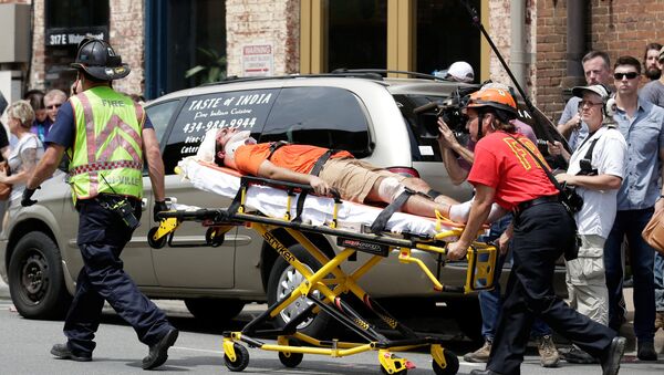 Persona herida tras el atropello en la manifestación de Virginia, EEUU - Sputnik Mundo
