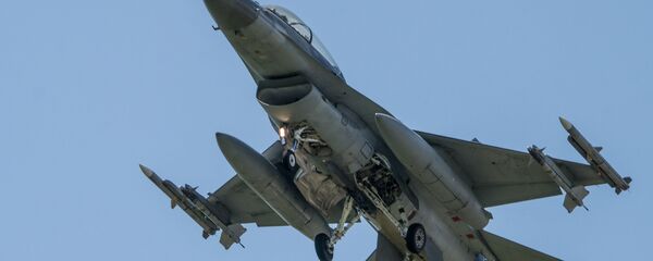 Un caza estadounidense F-16 Un caza estadounidense F-16 - Sputnik Mundo