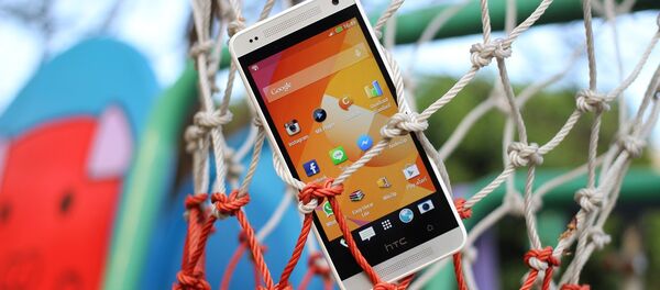 Un teléfono móvil con el sistema operativo Android - Sputnik Mundo