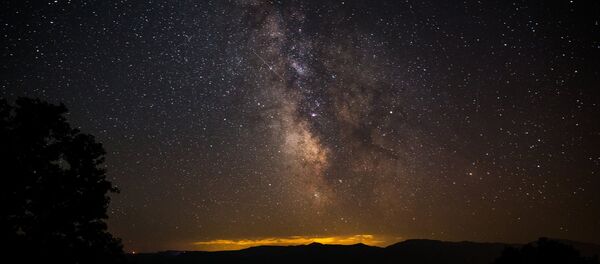 La lluvia de perseidas vista desde la región de Krasnodar, Rusia - Sputnik Mundo