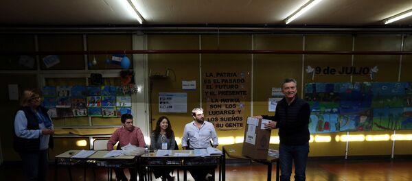 Mauricio Macri, presidente de Argentina, votando durante las elecciones primarias - Sputnik Mundo