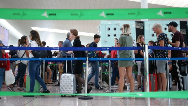 Pasajeros haciendo cola en el aeropuerto de Barcelona, España - Sputnik Mundo