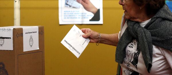 Una mujer votando durante las elecciones primarias en Argentina - Sputnik Mundo