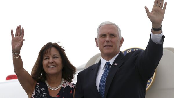 Mike Pence, vicepresidente de EEUU, junto a su mujer al llegar a Cartagena, Colombia - Sputnik Mundo