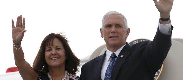 Mike Pence, vicepresidente de EEUU, junto a su mujer al llegar a Cartagena, Colombia - Sputnik Mundo