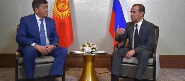 El primer ministro de Kirguistán, Sooronbai Zheenbékov con su par ruso, Dmitri Medvédev - Sputnik Mundo