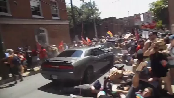 Un automóvil embiste contra manifestantes - Sputnik Mundo