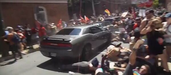 Un automóvil embiste contra manifestantes - Sputnik Mundo