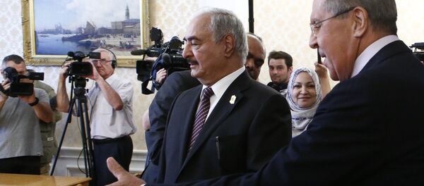 El comandante del Ejército Nacional de Libia, Jalifa Haftar en una reunión con el ministro de Exteriores de Rusia, Serguéi Lavrov El comandante del Ejército Nacional de Libia, Jalifa Haftar en una reunión con el ministro de Exteriores de Rusia, Serguéi Lavrov - Sputnik Mundo