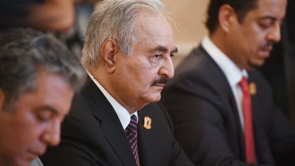 El comandante del Ejército Nacional de Libia, Jalifa Haftar en una reunión con el ministro de Exteriores de Rusia, Serguéi Lavrov - Sputnik Mundo