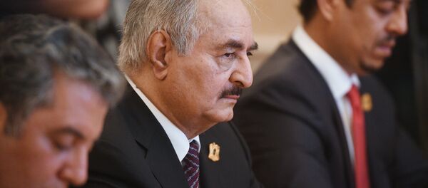 El comandante del Ejército Nacional de Libia, Jalifa Haftar en una reunión con el ministro de Exteriores de Rusia, Serguéi Lavrov - Sputnik Mundo