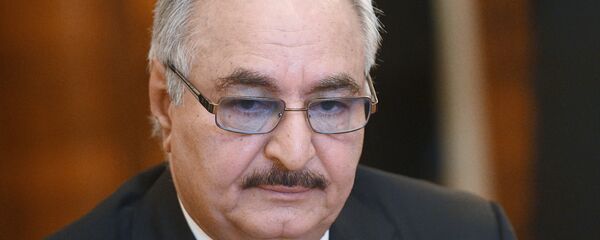 El comandante del Ejército Nacional de Libia, Jalifa Haftar en una reunión con el ministro de Exteriores de Rusia, Serguéi Lavrov - Sputnik Mundo